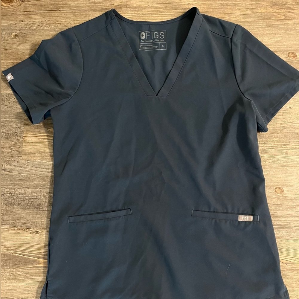 Figs Top 3 pocket casma top in blue-grey size Small